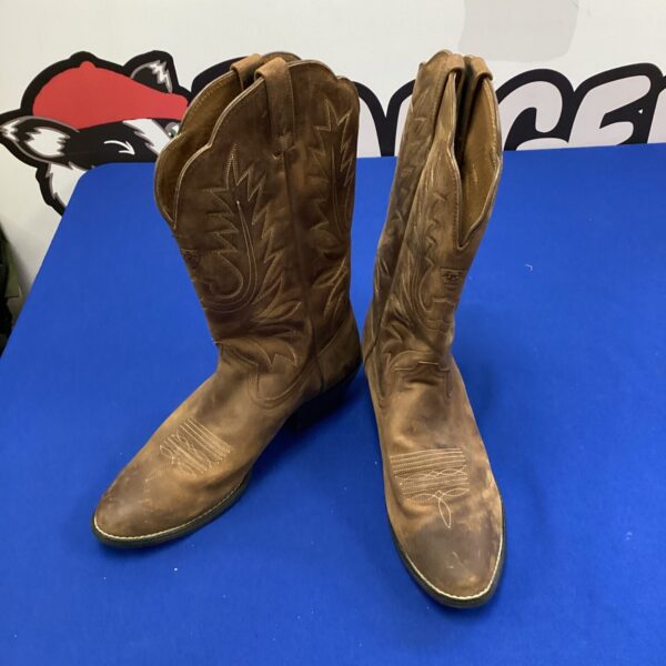Women's size 6.5 Ariat leather boots with western detailing.