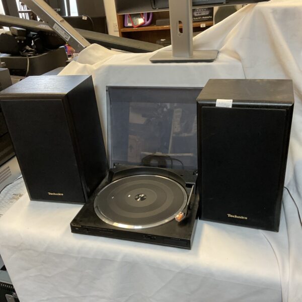 Vintage Technics SL-J110 turntable with SB-F911 speakers, project unit.