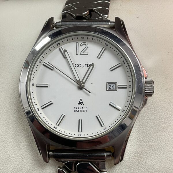 Silver Accurist gents watch with stainless steel bracelet and white dial.