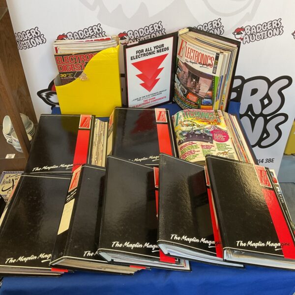 Lot of vintage electronics magazines including Maplin publications.
