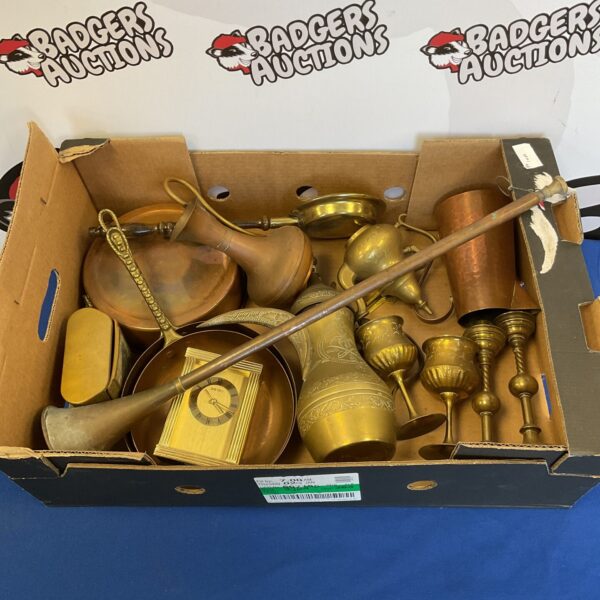 Vintage brass and copper lot featuring a coaching horn and various items.
