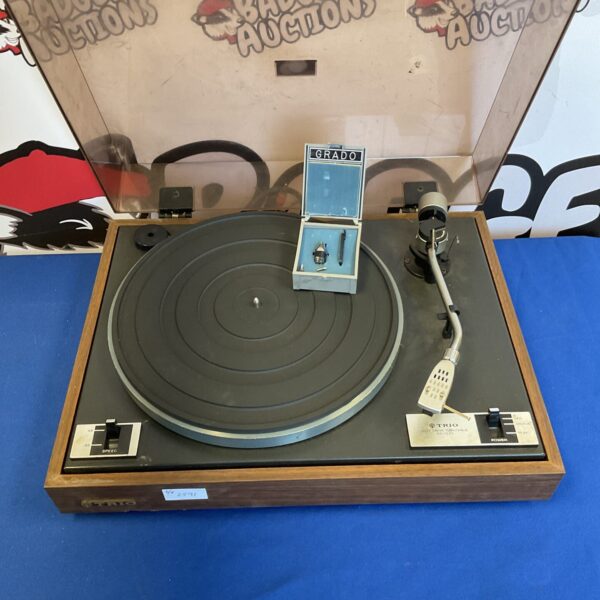 Vintage Trio KD-1033 turntable in as-found condition.