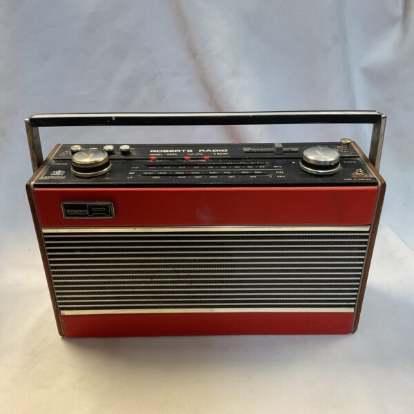 Vintage Roberts R800 radio in good condition.