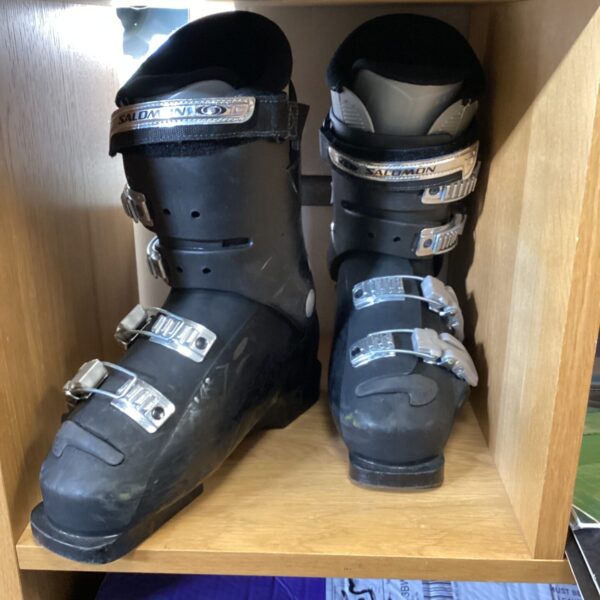 Salomon size 6 ski boots for winter sports