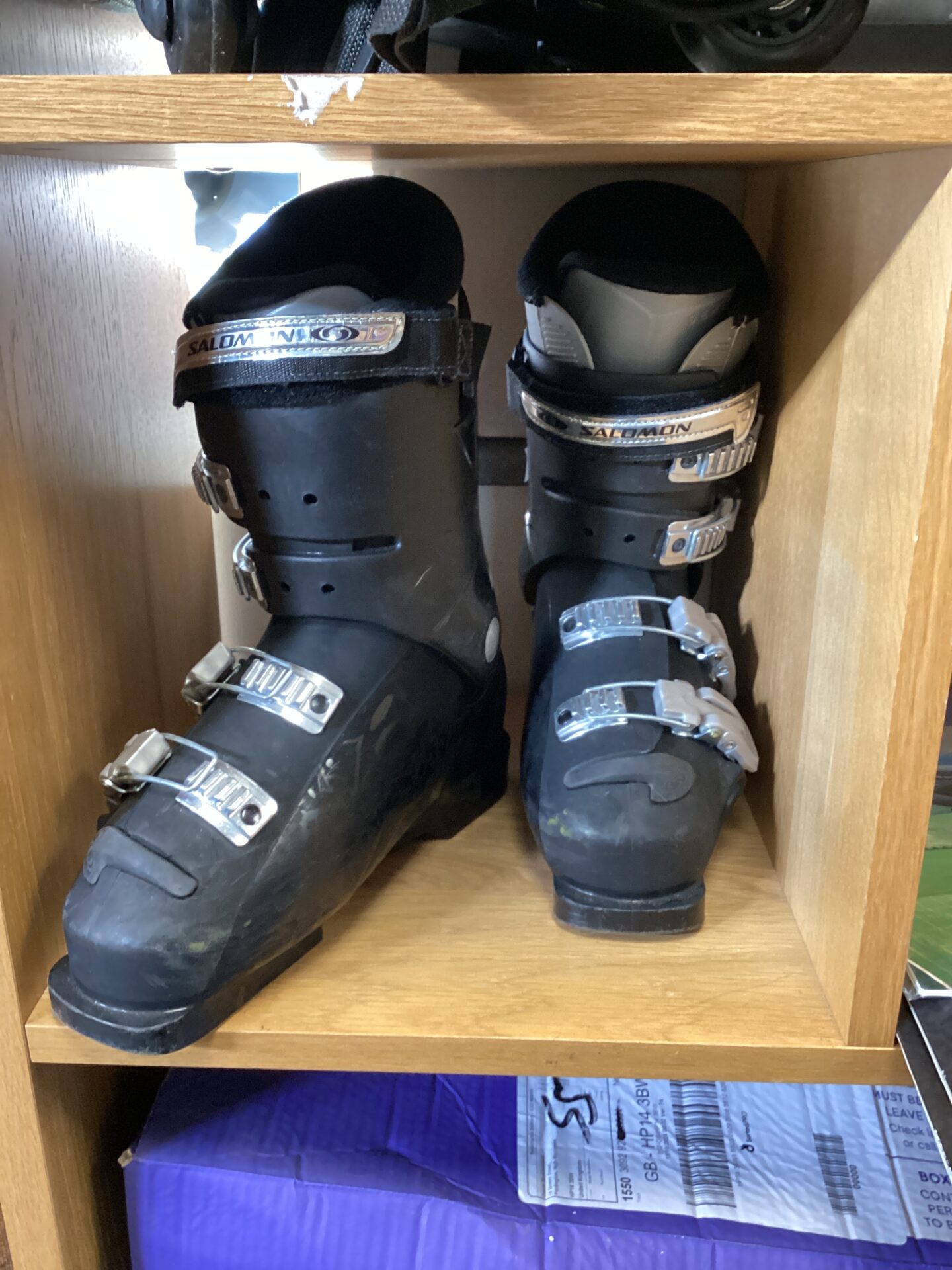 532 Pair of size 6 Salomon ski boots