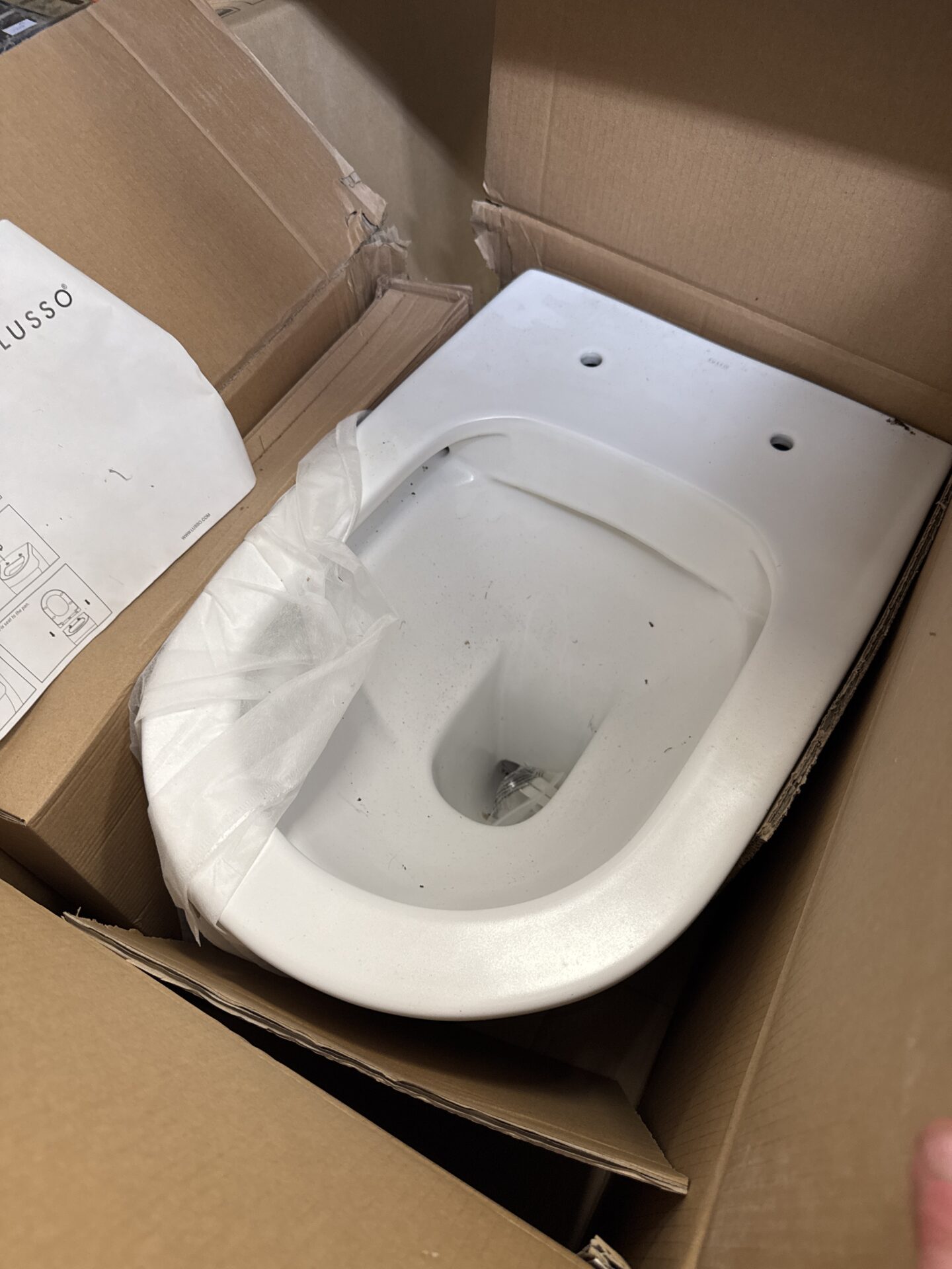 984 Lusso toilet pan with concealed cistern – new in box