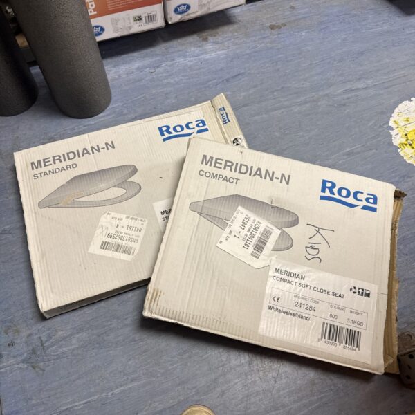 Roca Meridian-N toilet seat in original packaging, compact and standard sizes.