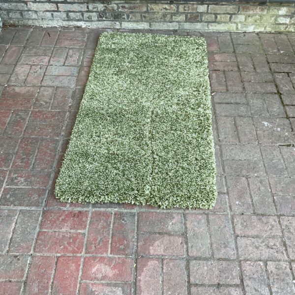 Vibrant green Slumber Green shag rug, 80x150cm.