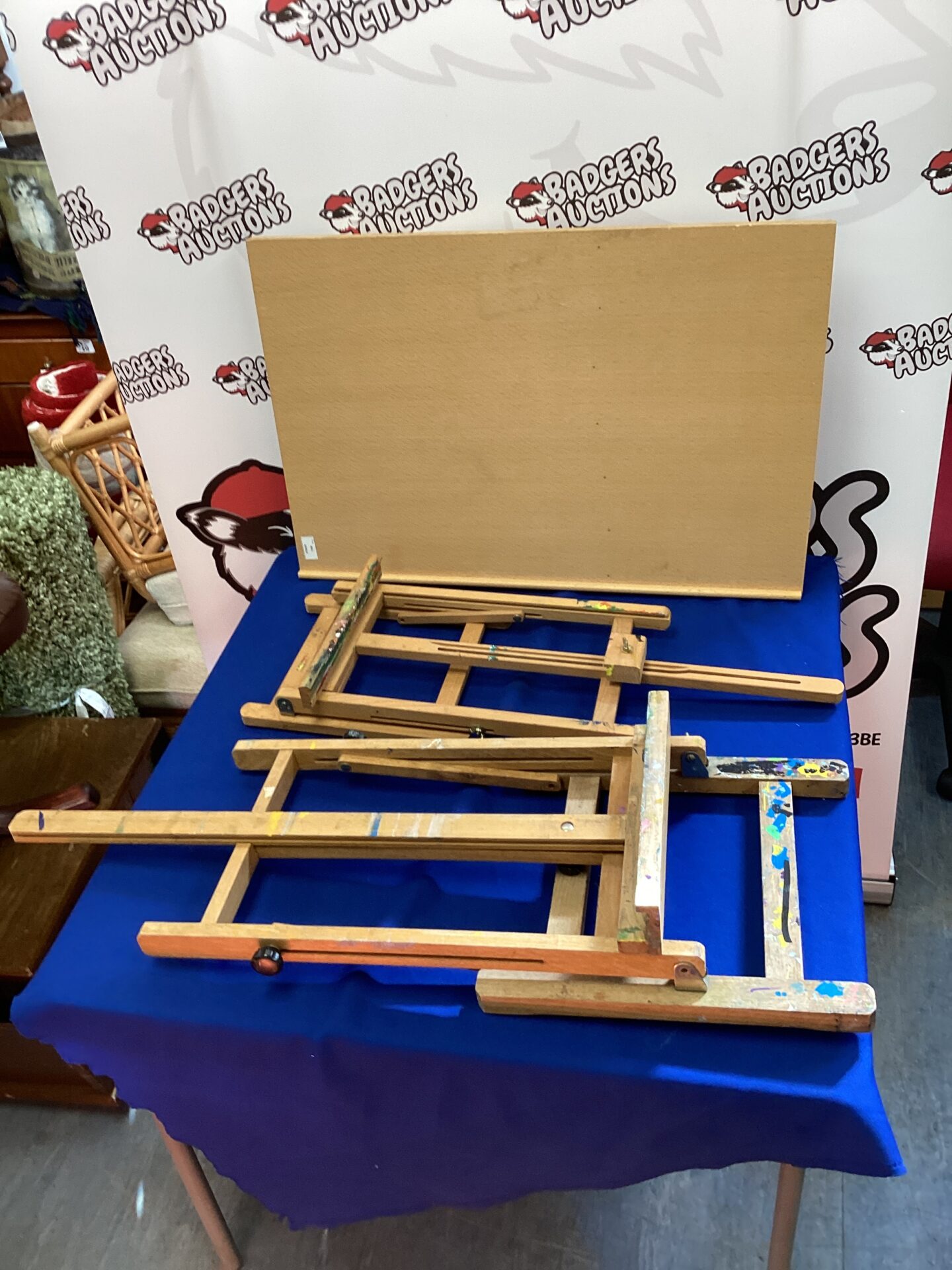 640 Three wooden artist easels