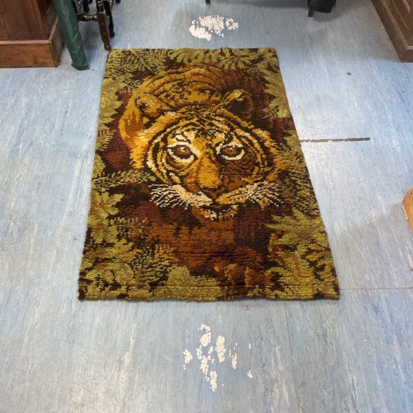 Detailed tiger rug with jungle print, vibrant colours.