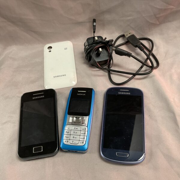 Vintage mobile phone lot including Samsung and Nokia handsets.