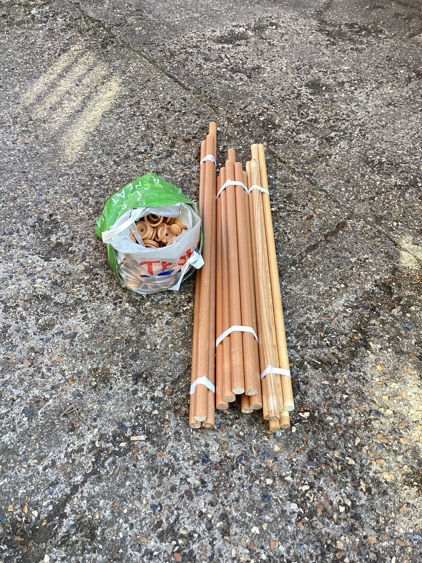 465 Large quantity of wooden curtain poles with fittings
