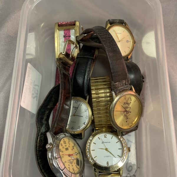 Tray of six gents quartz wristwatches for collectors.