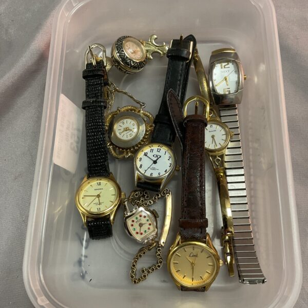 Tray of ladies quartz wristwatches and brooch watches for collectors.