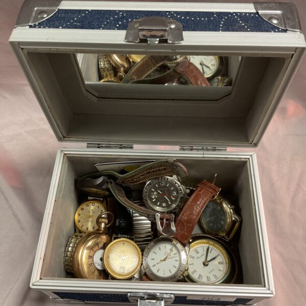 Vintage watch lot assortment in jewellery box.