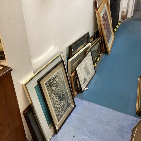 Mixed lot of framed artworks and vintage prints for wall decoration.