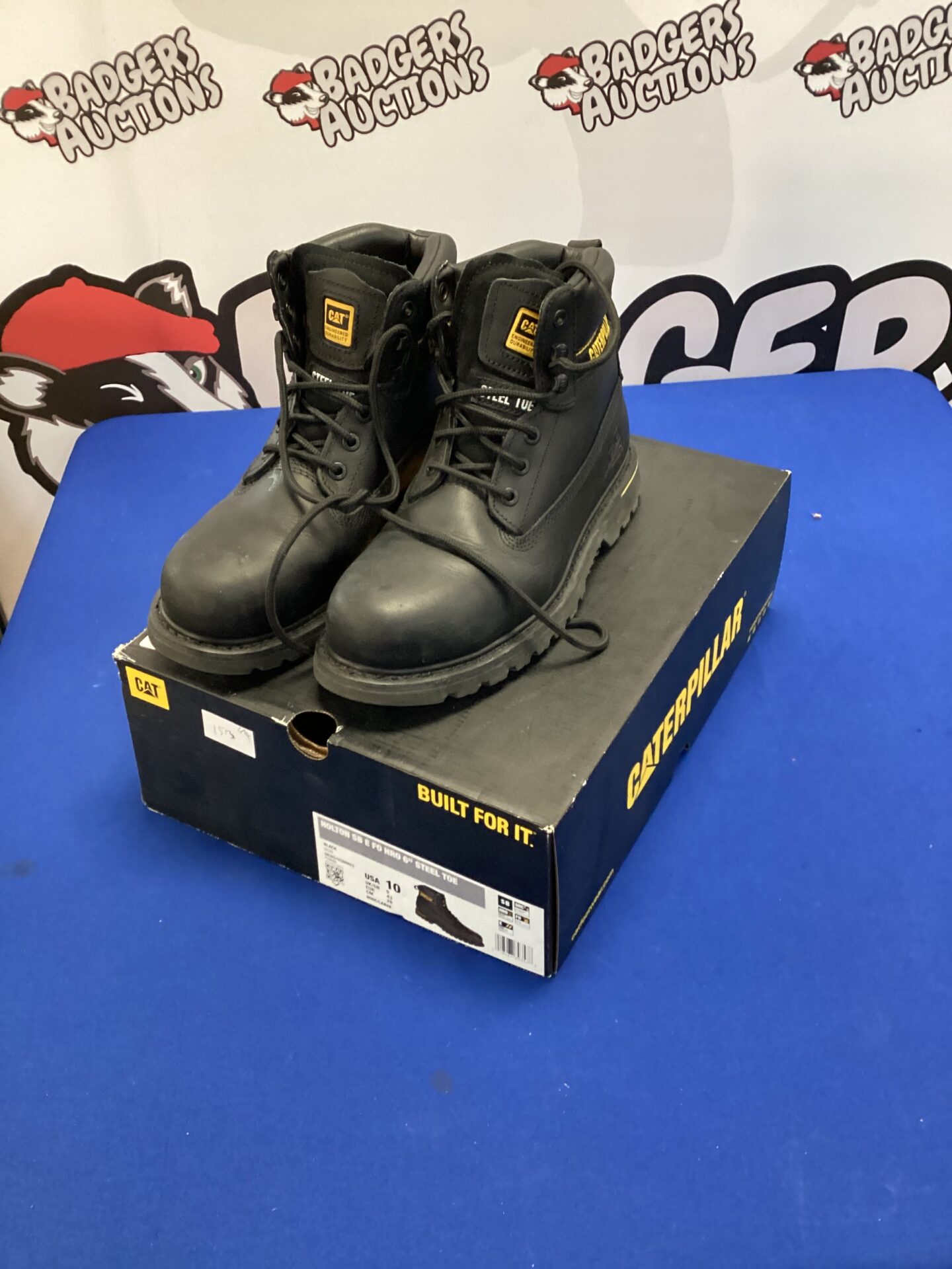563 Pair of size 9 caterpillar safety boots