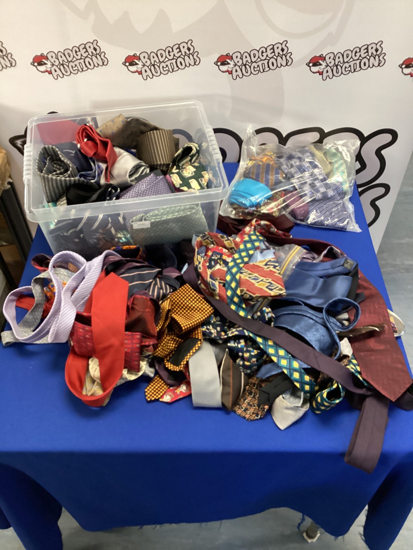 564 Large collection of silk ties