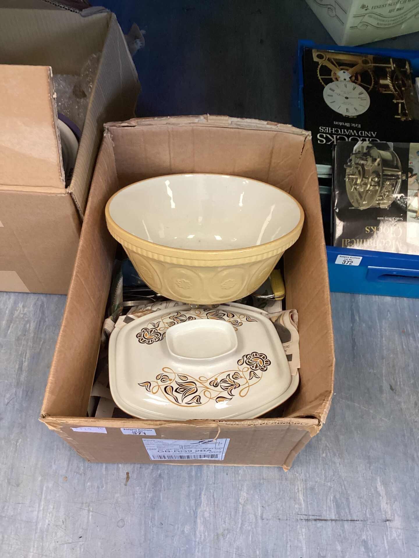 371 Box of kitchen items inc large mixing bowl