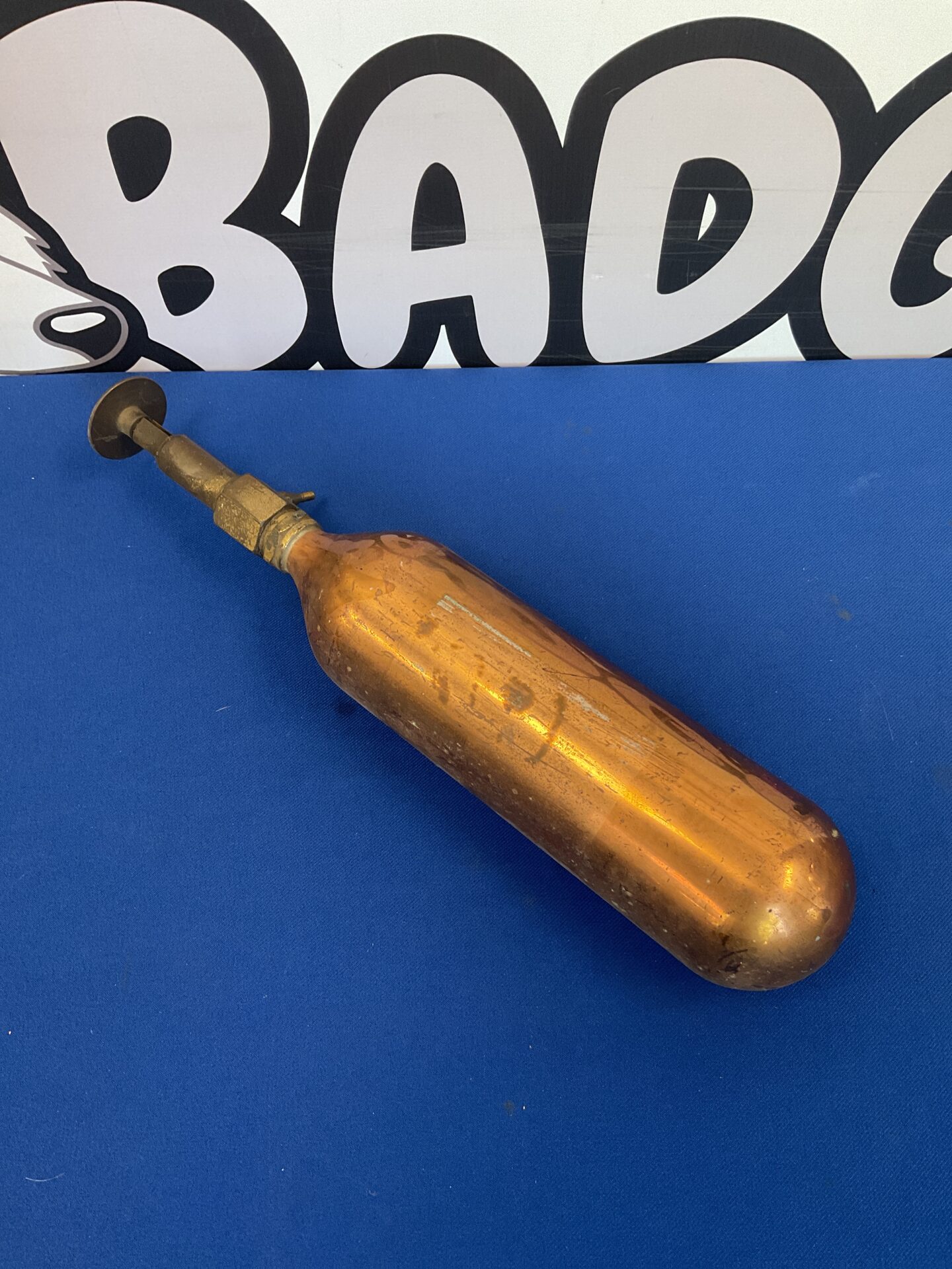 054 Vintage classic car fire extinguisher