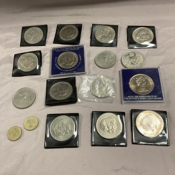 Assorted British commemorative coins, a collectible coin collection.