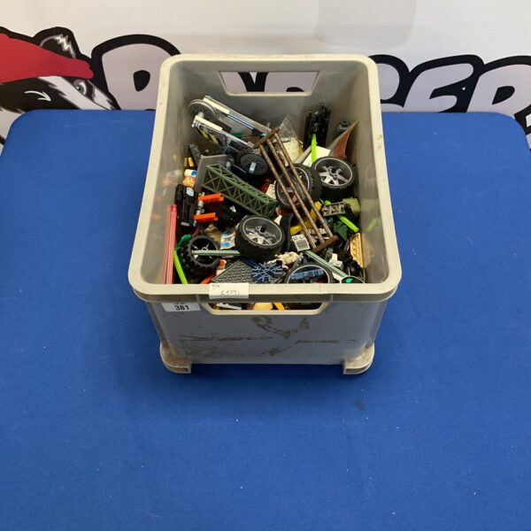 Mixed construction toy lot including Lego, Kinex and Meccano pieces.