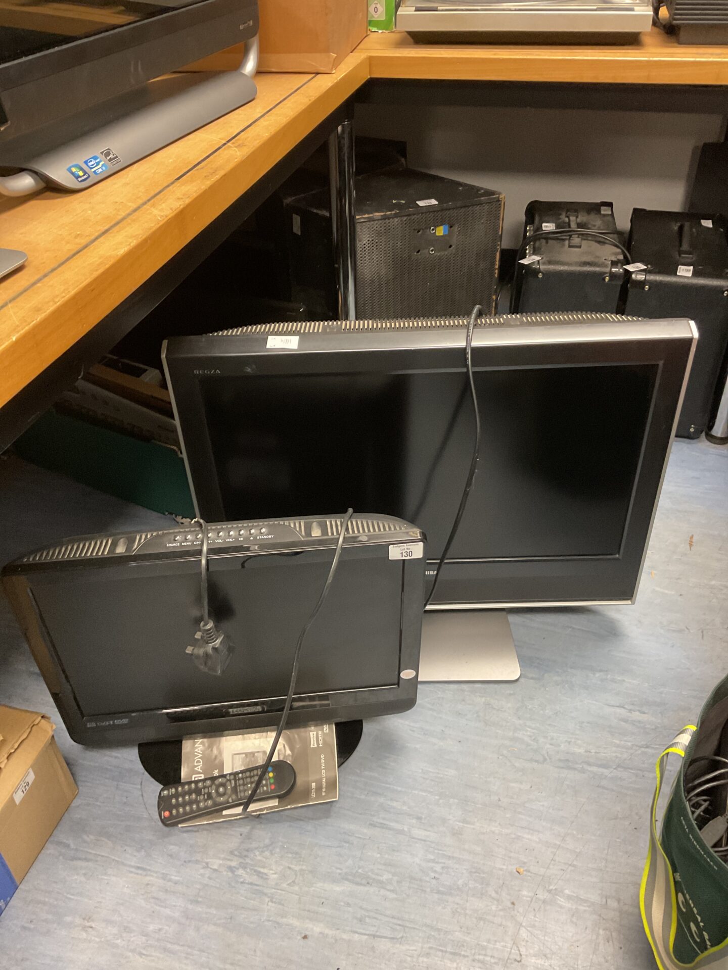 128 Toshiba regza 32” tv & technika 19” hd tv with remote working