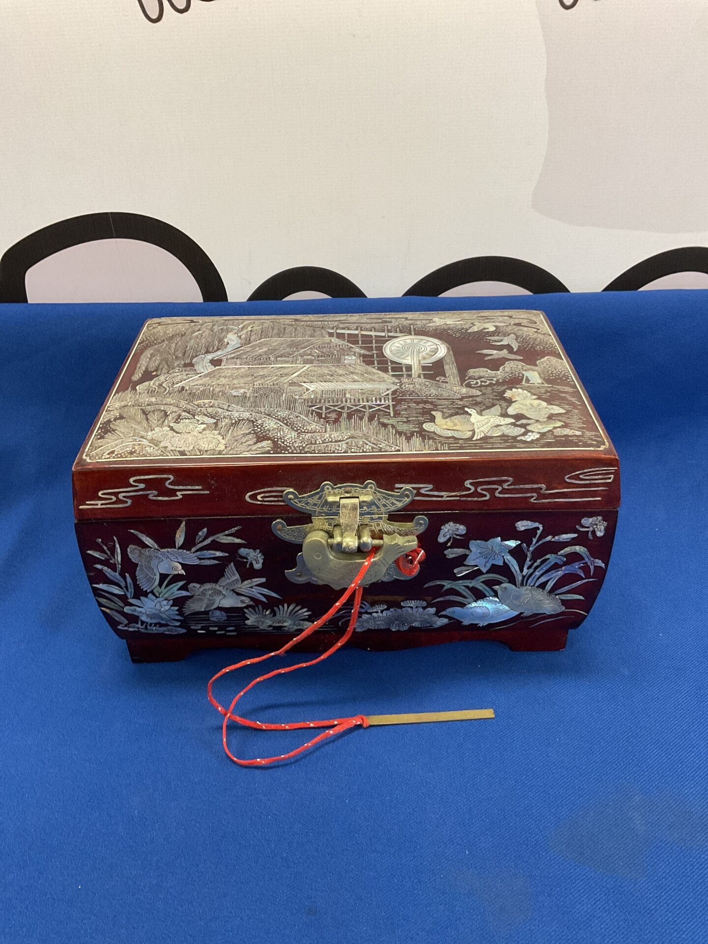 022 Lacquered Japanese jewellery box with mother of pearl inlay