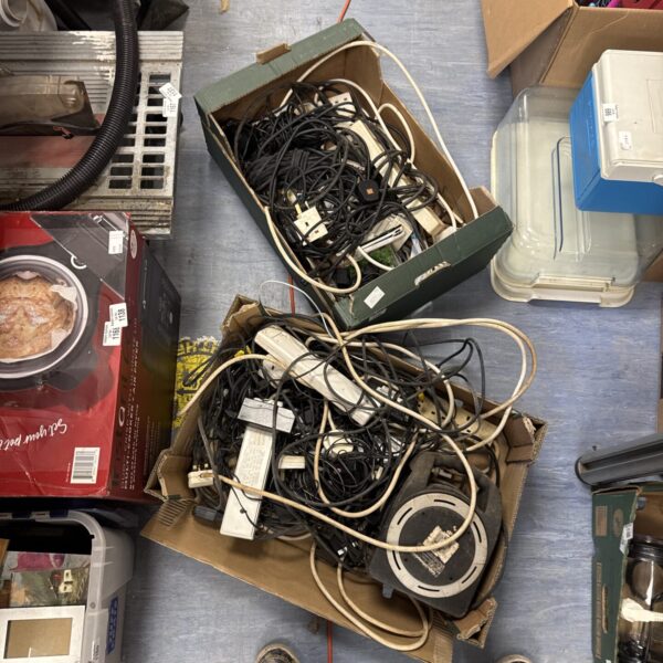 Assorted power leads and extension cables in a mixed lot.