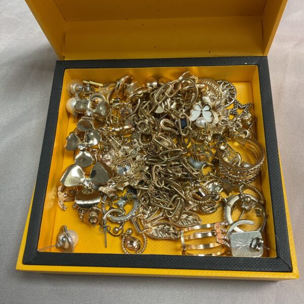 Mixed jewellery lot with necklaces, earrings, and brooches.