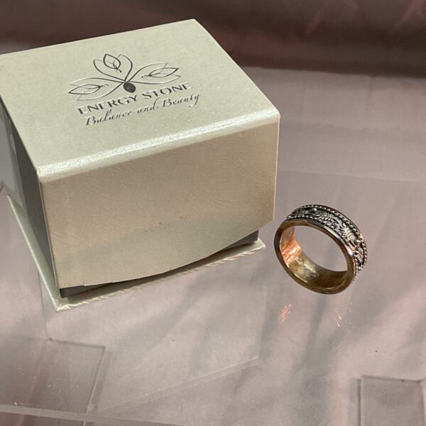 Silver spinner ring size S with palm leaf design.