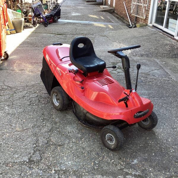 Red Mountfield 725M ride on mower in a garden setting.