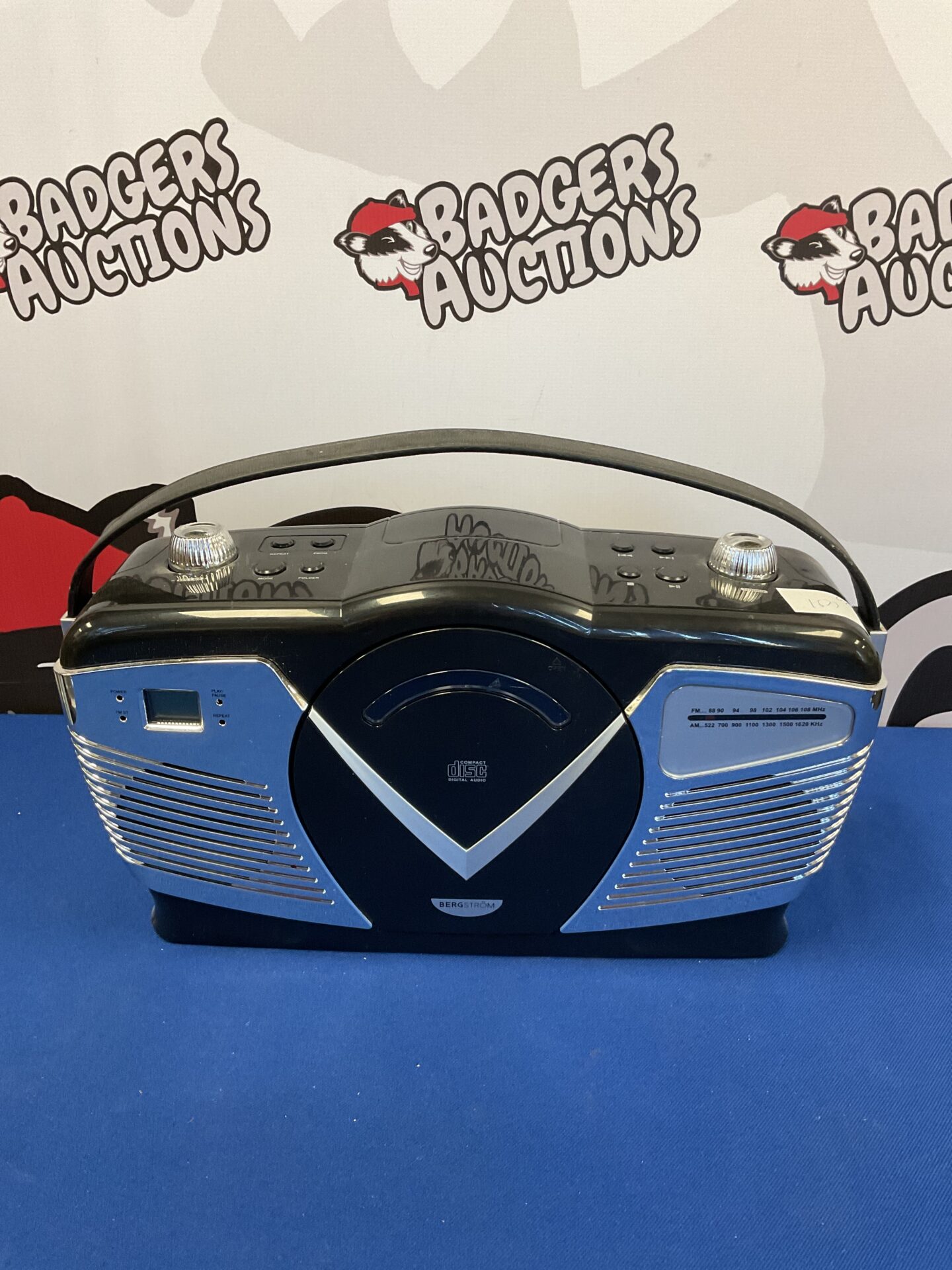 229 Bergstrom retro style portable cd radio