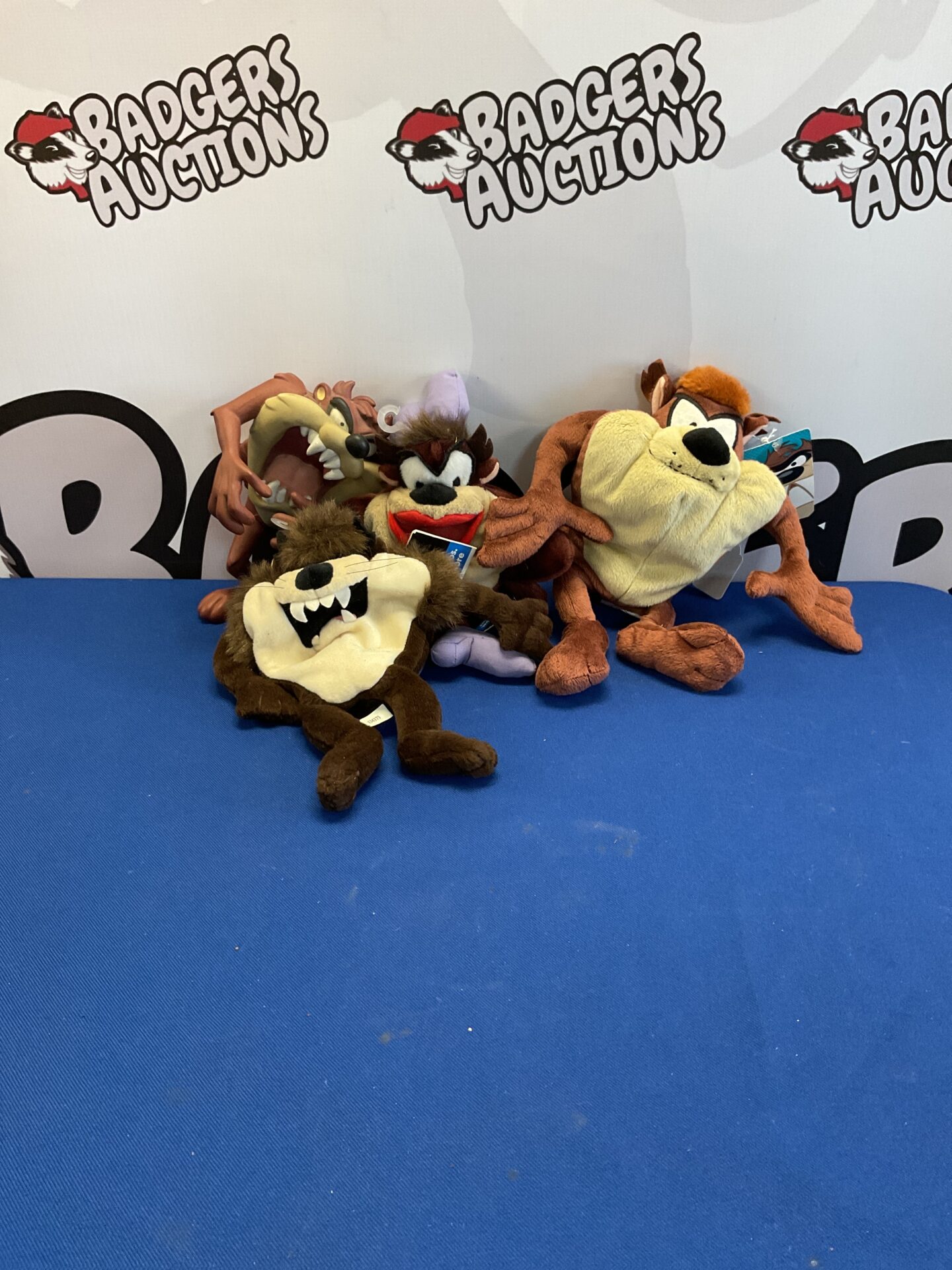 411 Selection of tazmanian devil ( taz ) toys inc bean bags and figure