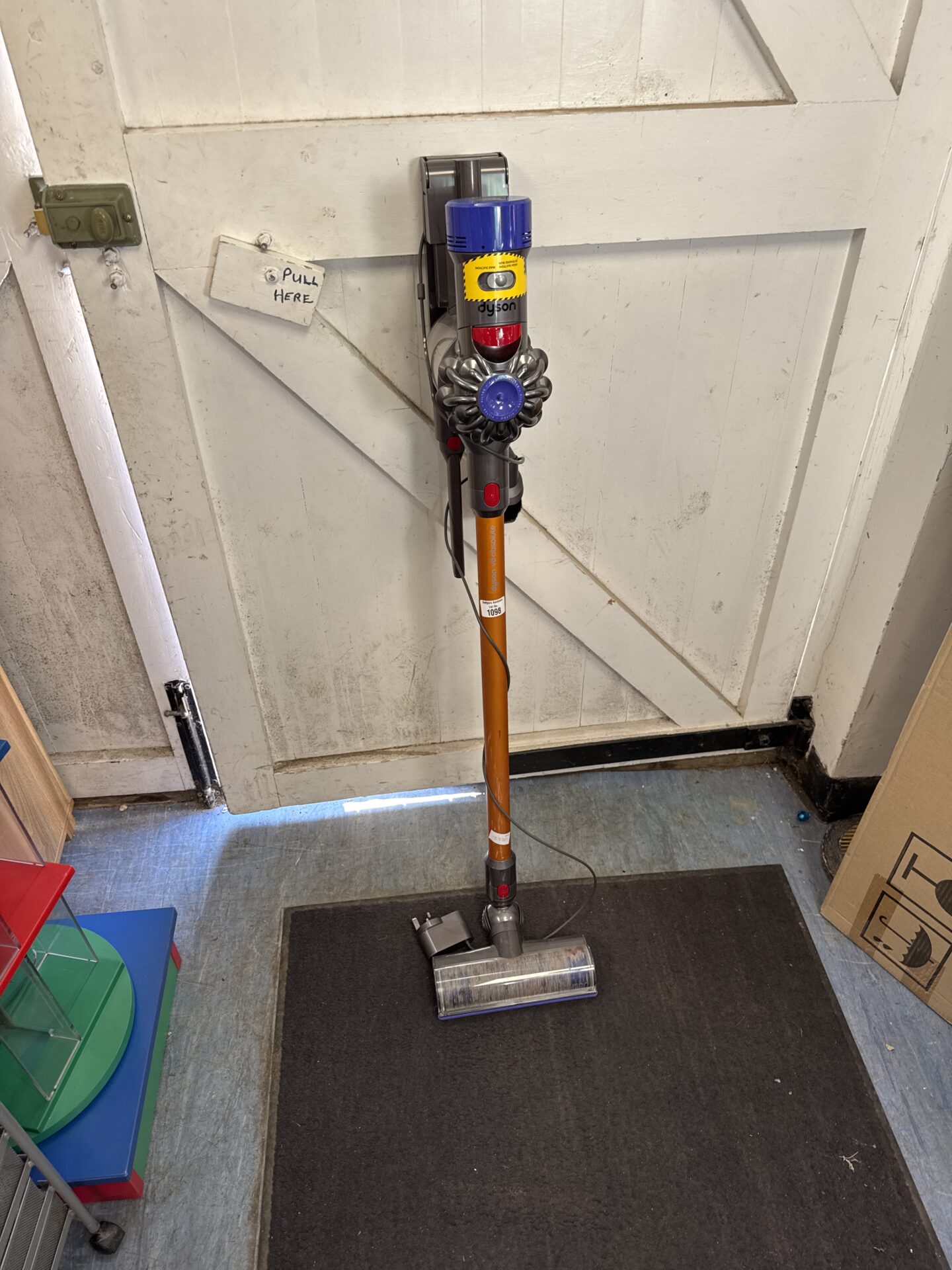 1098 Dyson v8 absolute cordless hoover with charger & cradle – working
