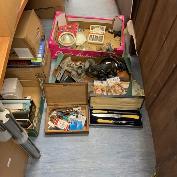 Mixed lot of vintage collectibles including radio and cutlery.