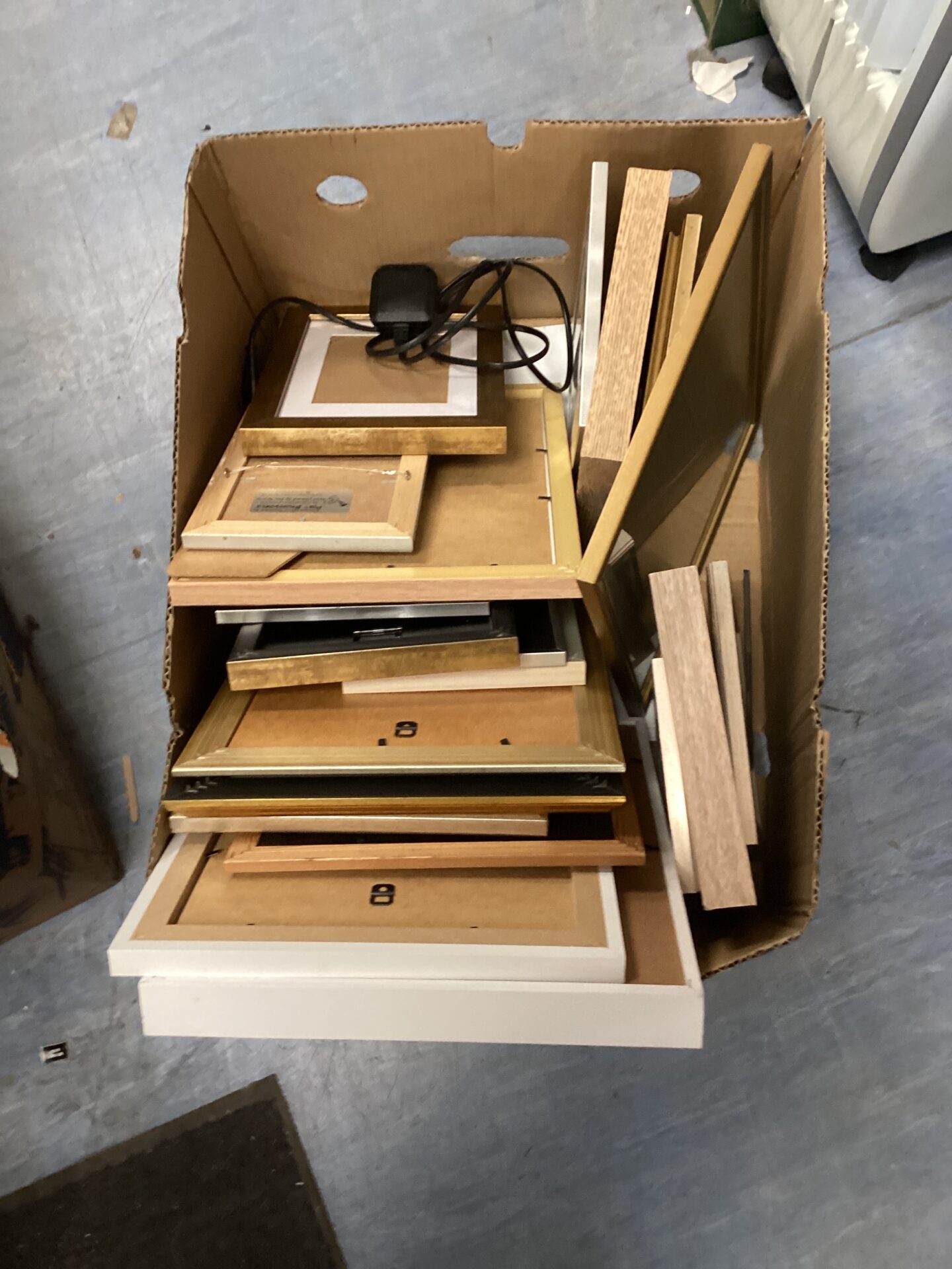 682 Box of mixed picture frames