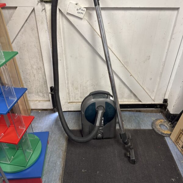 Vintage Panasonic MC-E862 cylinder vacuum cleaner for sale.