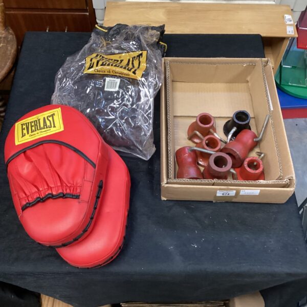 Red Everlast sparring pads and weight bar clamps for boxing and fitness.
