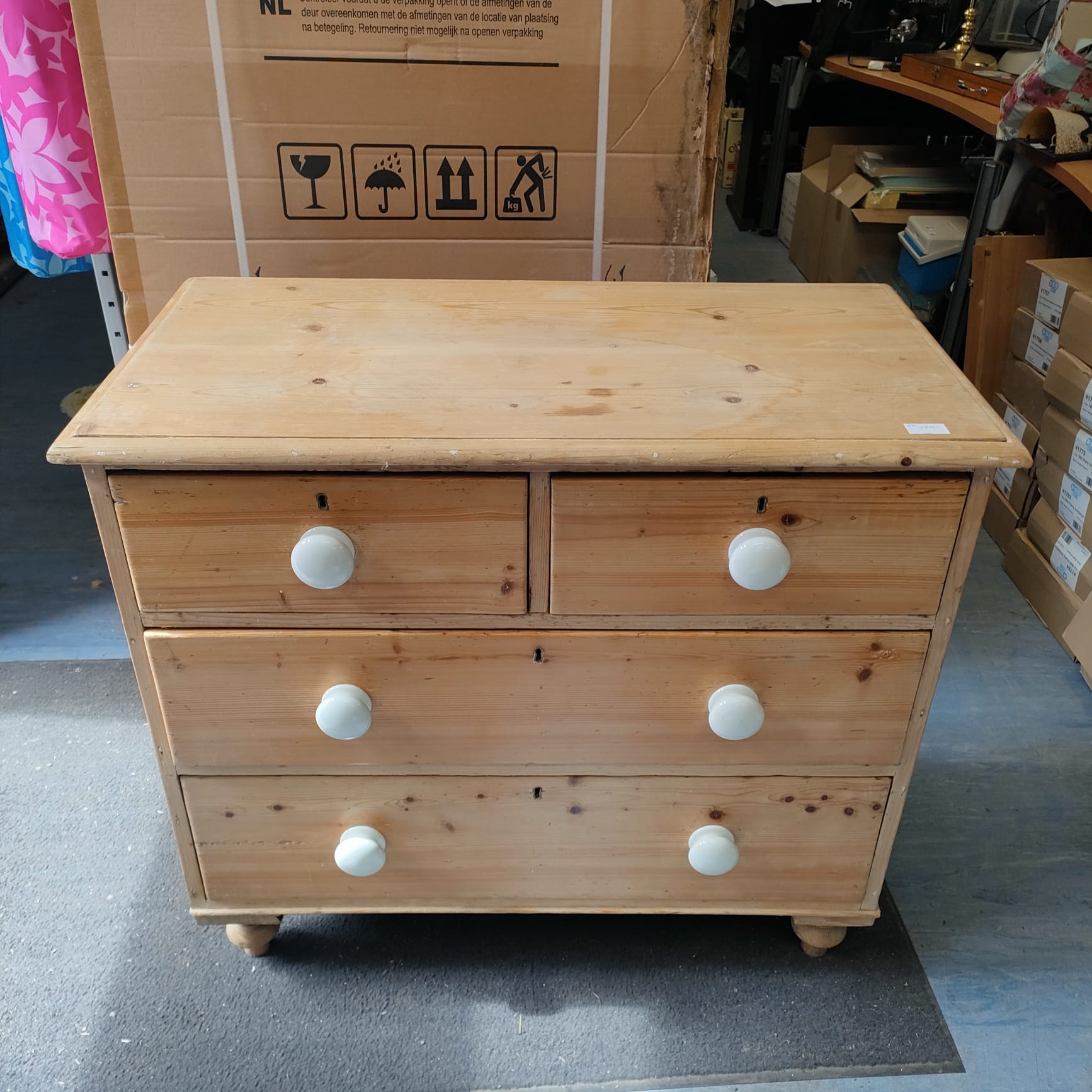 581 Two over two pine chest of drawers