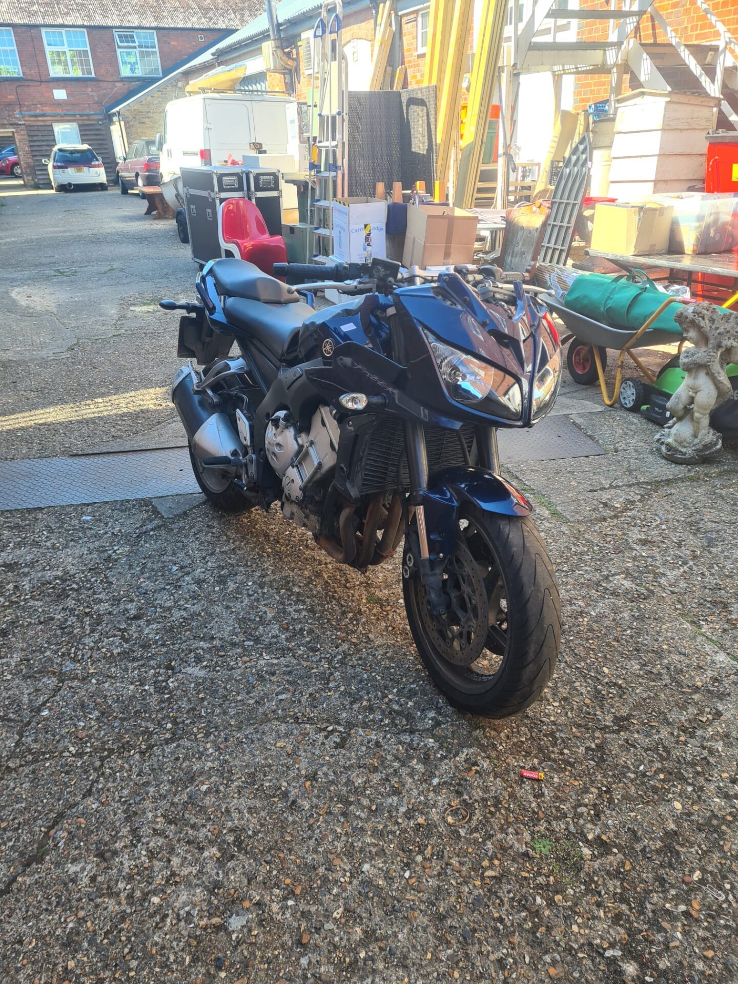1043 Yamaha Fazer 1000cc 2008 motorcycle. Spares or repair non runner v5 present 5 owners on sorn dutuned r1 engine. With logbook no key
