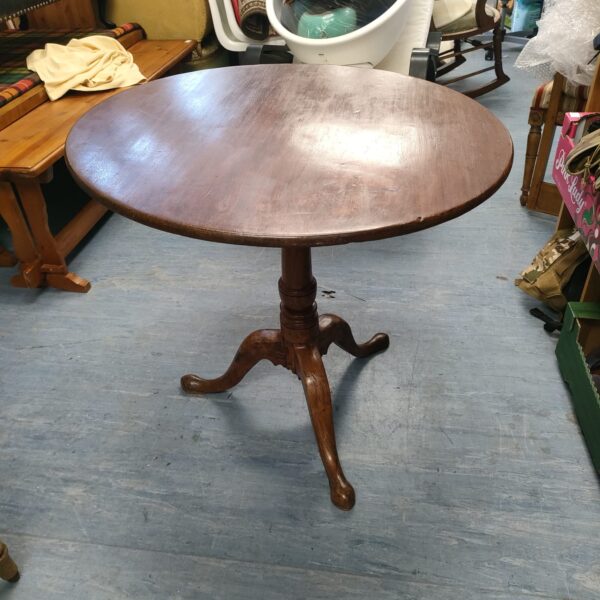 Elegant antique Georgian walnut tilt top table with tripod legs.