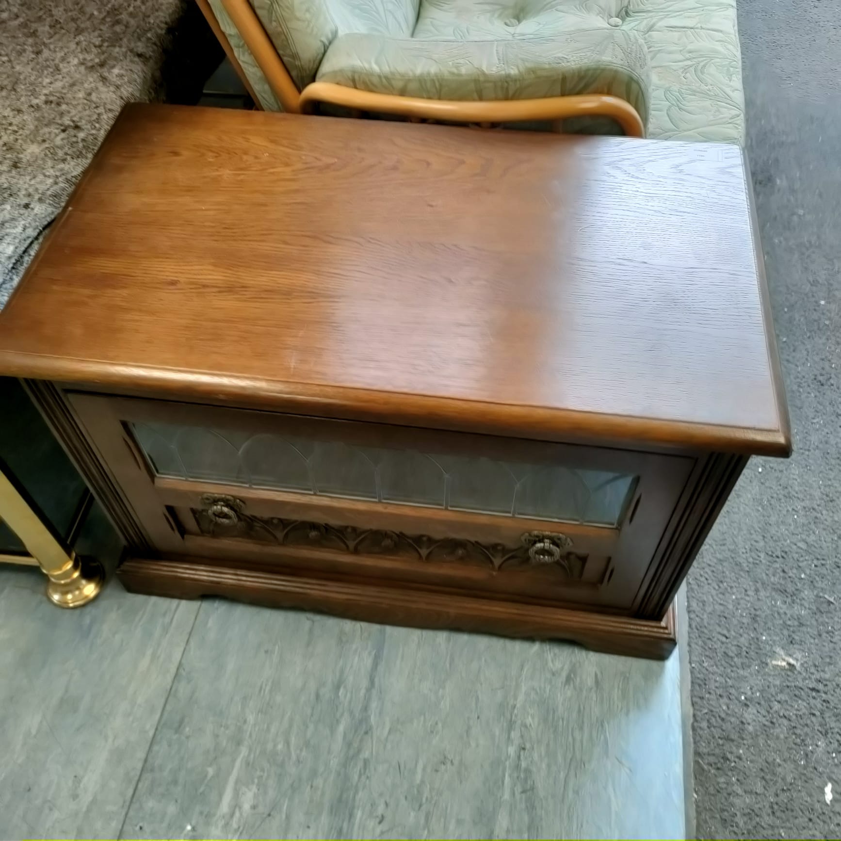 549 Old Charm Oak glass fronted media cabibet
