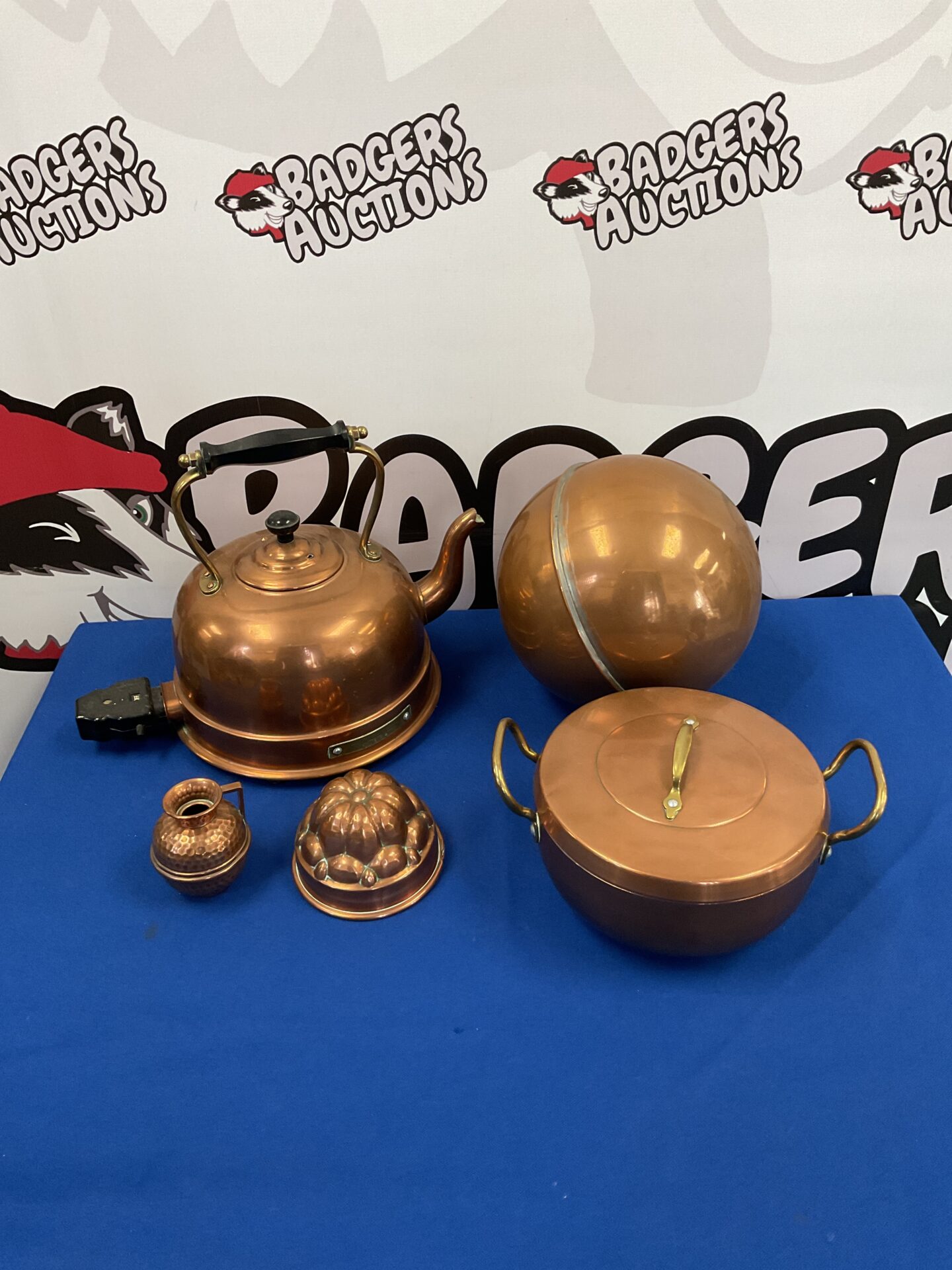 065 Vintage hotpoint copper kettle & other copper ware