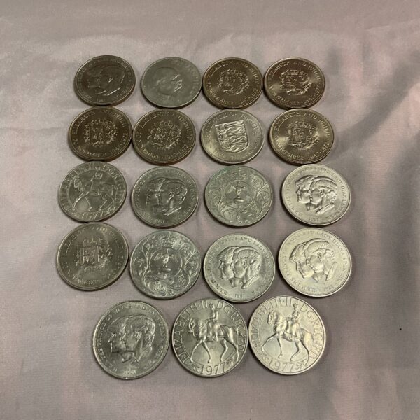 Collection of nineteen commemorative crowns, including a Churchill crown.