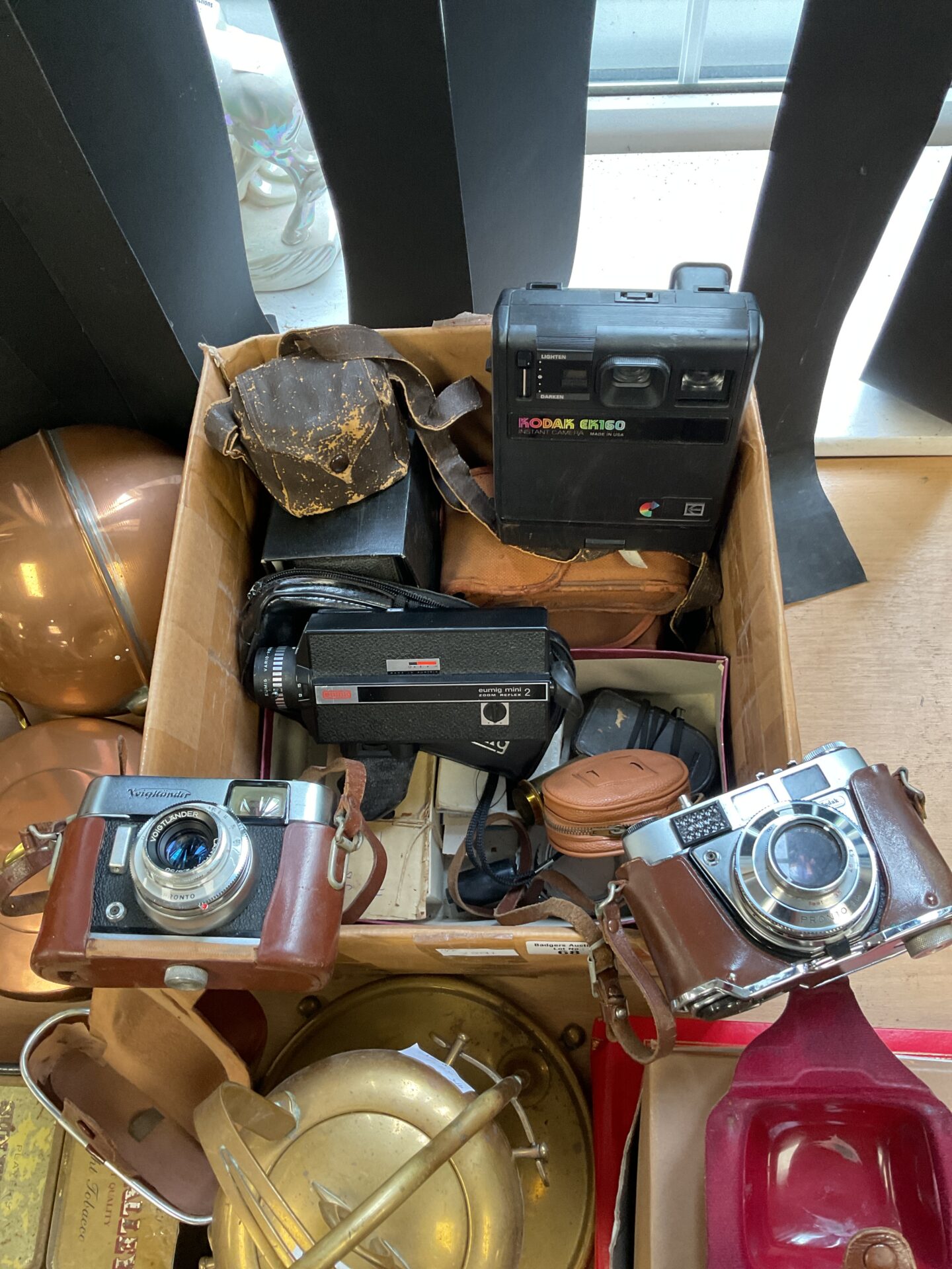 068 Box of vintage cameras including kodak & eumig