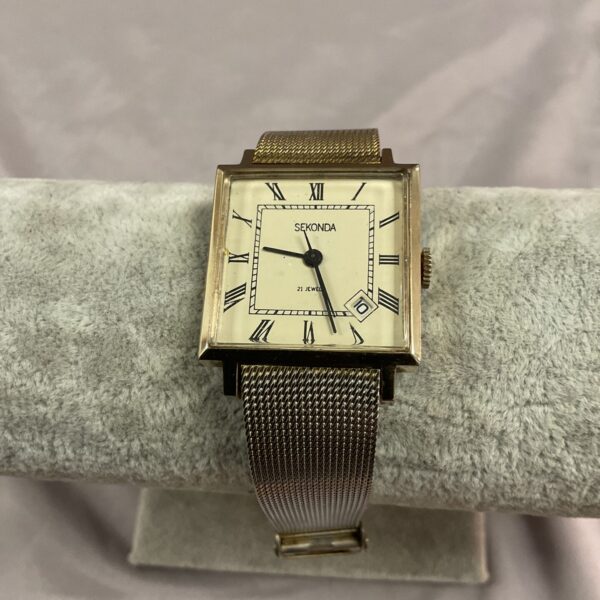 Gold-toned vintage Sekonda mechanical wristwatch from the 1970s.