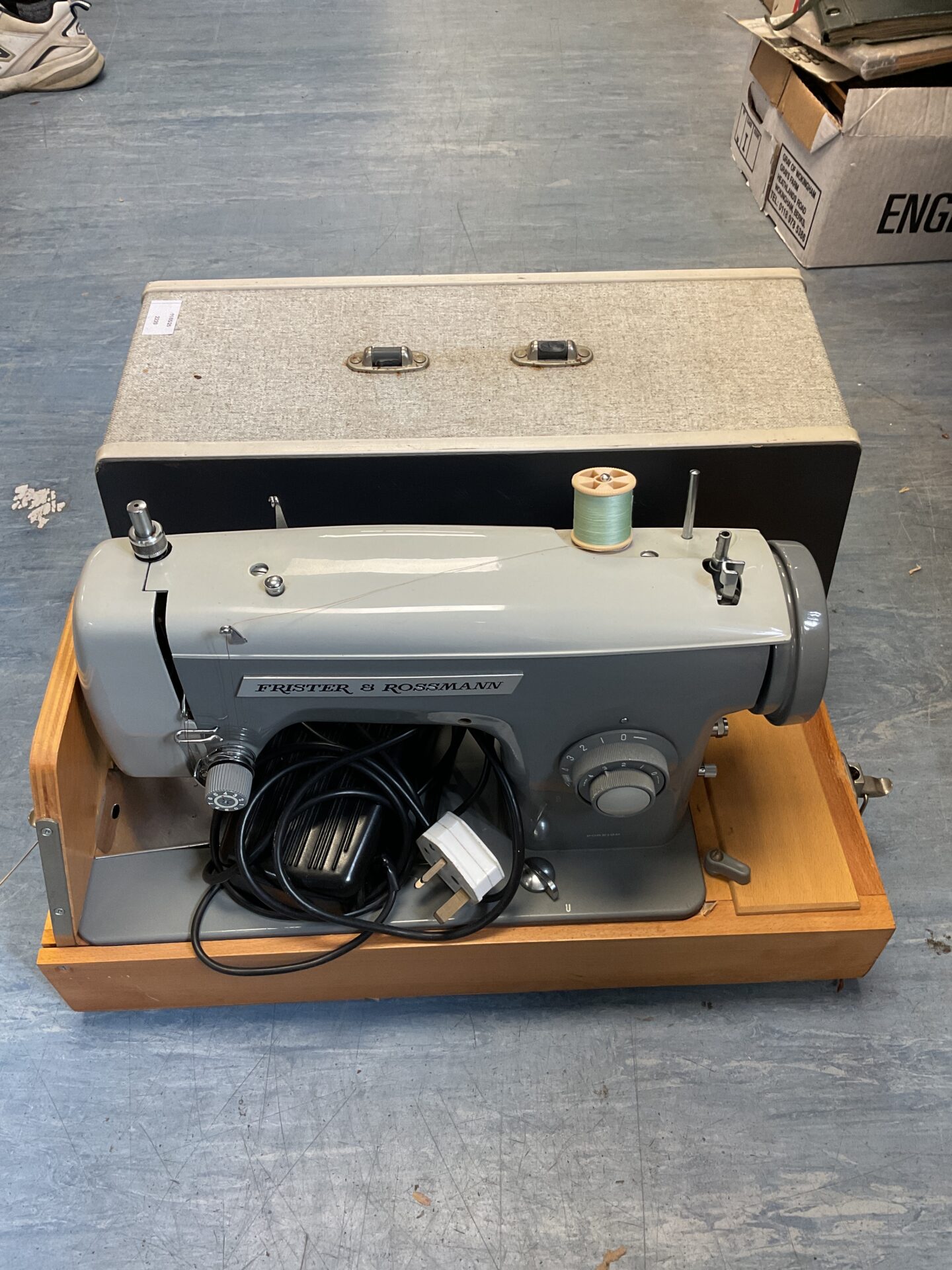 085 Frister & rossman electric sewing machine