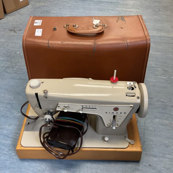 Vintage Singer Fashion Mate sewing machine in plastic case.