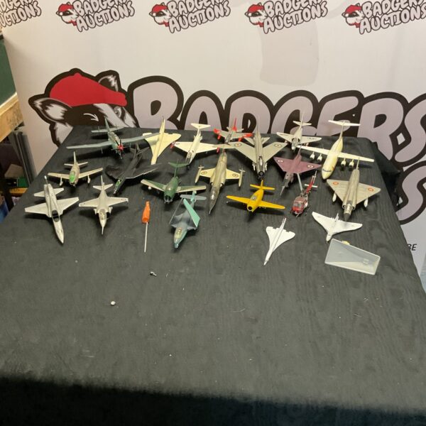 Lot of post-war jet plane models, including Corgi diecast aircraft.